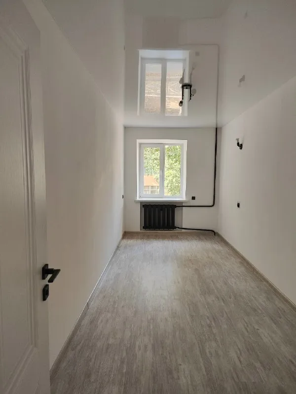 🔑продается 3 комн. Квартира. ‼срочно‼ ‼цена снижена: 4 650 000 рублей. ‼ ‼документы готовы‼ - г. Харцызск - трубная сторона - ул. Патона - 2 эт. 2 эт. Кирпичного дома - s=54 m2. Квартира после ремонта, не кто не жил, не угловая и очень теплая, санузел совмещен, из зала две спальни, глубокая кладовая, окна, трубы и канализация заменены, новая проводка, пол- ламинат, натяжные потолки, входные и межкомнатные двери новые, заменена сантехника, горячая вода - бойлер, в подвале накопительный бак с насосом на 250 литров, счетчики на свет, воду и газ. Во дворе сарай с подвалом. Цена: 4 650 000 рублей. ☎тел. +7 (949) 331-92-15 анна 📞 тел. +7 (900) 185-49-85 (tele2) +7 949 331 92 15 (whatsapp, telegram. ) ▪️ недвижимость большого харцызска 👈 подписаться ▪️ разместить объявление ▪️ обсудить - фотография - 3