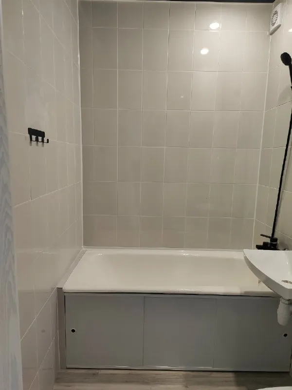 🔑продается 3 комн. Квартира. ‼срочно‼ ‼цена снижена: 4 650 000 рублей. ‼ ‼документы готовы‼ - г. Харцызск - трубная сторона - ул. Патона - 2 эт. 2 эт. Кирпичного дома - s=54 m2. Квартира после ремонта, не кто не жил, не угловая и очень теплая, санузел совмещен, из зала две спальни, глубокая кладовая, окна, трубы и канализация заменены, новая проводка, пол- ламинат, натяжные потолки, входные и межкомнатные двери новые, заменена сантехника, горячая вода - бойлер, в подвале накопительный бак с насосом на 250 литров, счетчики на свет, воду и газ. Во дворе сарай с подвалом. Цена: 4 650 000 рублей. ☎тел. +7 (949) 331-92-15 анна 📞 тел. +7 (900) 185-49-85 (tele2) +7 949 331 92 15 (whatsapp, telegram. ) ▪️ недвижимость большого харцызска 👈 подписаться ▪️ разместить объявление ▪️ обсудить - фотография - 5