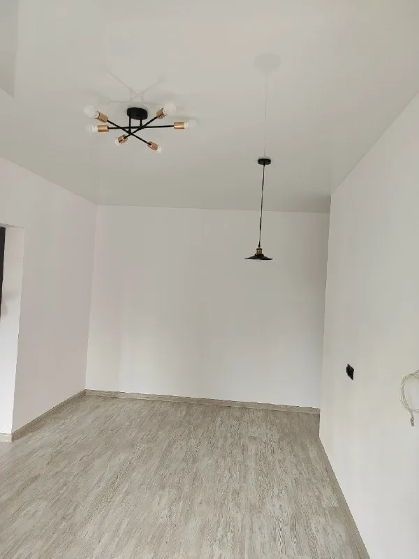 🔑продается 3 комн. Квартира. ‼срочно‼ ‼цена снижена: 4 650 000 рублей. ‼ ‼документы готовы‼ - г. Харцызск - трубная сторона - ул. Патона - 2 эт. 2 эт. Кирпичного дома - s=54 m2. Квартира после ремонта, не кто не жил, не угловая и очень теплая, санузел совмещен, из зала две спальни, глубокая кладовая, окна, трубы и канализация заменены, новая проводка, пол- ламинат, натяжные потолки, входные и межкомнатные двери новые, заменена сантехника, горячая вода - бойлер, в подвале накопительный бак с насосом на 250 литров, счетчики на свет, воду и газ. Во дворе сарай с подвалом. Цена: 4 650 000 рублей. ☎тел. +7 (949) 331-92-15 анна 📞 тел. +7 (900) 185-49-85 (tele2) +7 949 331 92 15 (whatsapp, telegram. ) ▪️ недвижимость большого харцызска 👈 подписаться ▪️ разместить объявление ▪️ обсудить - фотография - 6