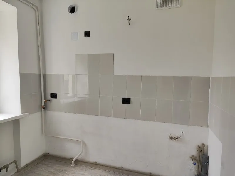 🔑продается 3 комн. Квартира. ‼срочно‼ ‼цена снижена: 4 650 000 рублей. ‼ ‼документы готовы‼ - г. Харцызск - трубная сторона - ул. Патона - 2 эт. 2 эт. Кирпичного дома - s=54 m2. Квартира после ремонта, не кто не жил, не угловая и очень теплая, санузел совмещен, из зала две спальни, глубокая кладовая, окна, трубы и канализация заменены, новая проводка, пол- ламинат, натяжные потолки, входные и межкомнатные двери новые, заменена сантехника, горячая вода - бойлер, в подвале накопительный бак с насосом на 250 литров, счетчики на свет, воду и газ. Во дворе сарай с подвалом. Цена: 4 650 000 рублей. ☎тел. +7 (949) 331-92-15 анна 📞 тел. +7 (900) 185-49-85 (tele2) +7 949 331 92 15 (whatsapp, telegram. ) ▪️ недвижимость большого харцызска 👈 подписаться ▪️ разместить объявление ▪️ обсудить - фотография - 9