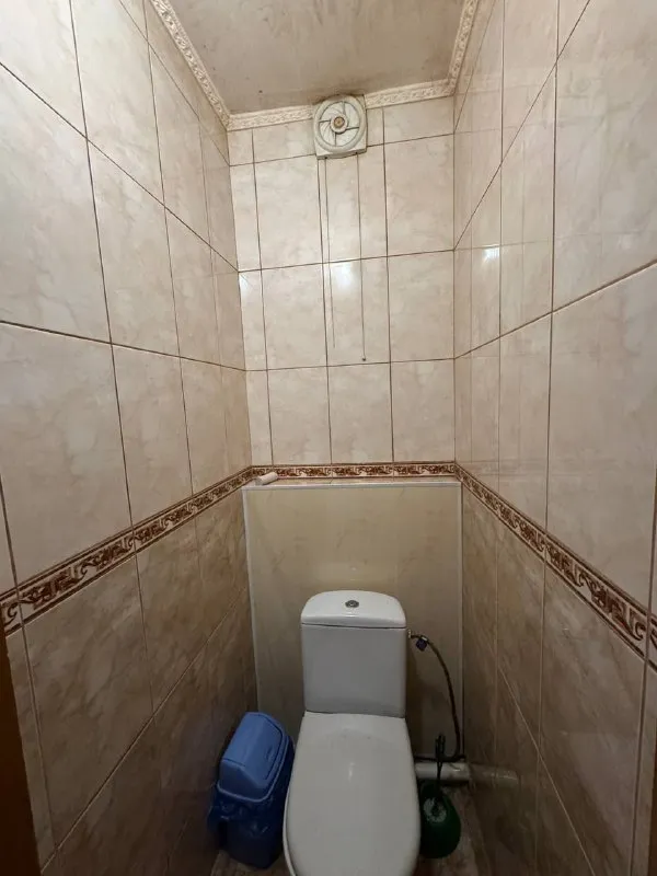 Продам 2-х комнатную квартиру 🌇город макеевка, п. Нижняя крынка, в центре📍 ✅общая площадь : 44.1кв. М, 1 этаж 2 этажного дома, не угловая. ✅квартира в жилом состоянии, комнаты раздельные. ✅автономное отопление. 🅿во дворе гараж, крыша перекрыта. 👍хорошее месторасположение : школа, детский сад, остановка общественного транспорта, магазины. 💰цена : 1 500 000 ₽ 🔥 📲☎️+79493418412 лилия ан терем подписаться | дать объявление - фотография - 10