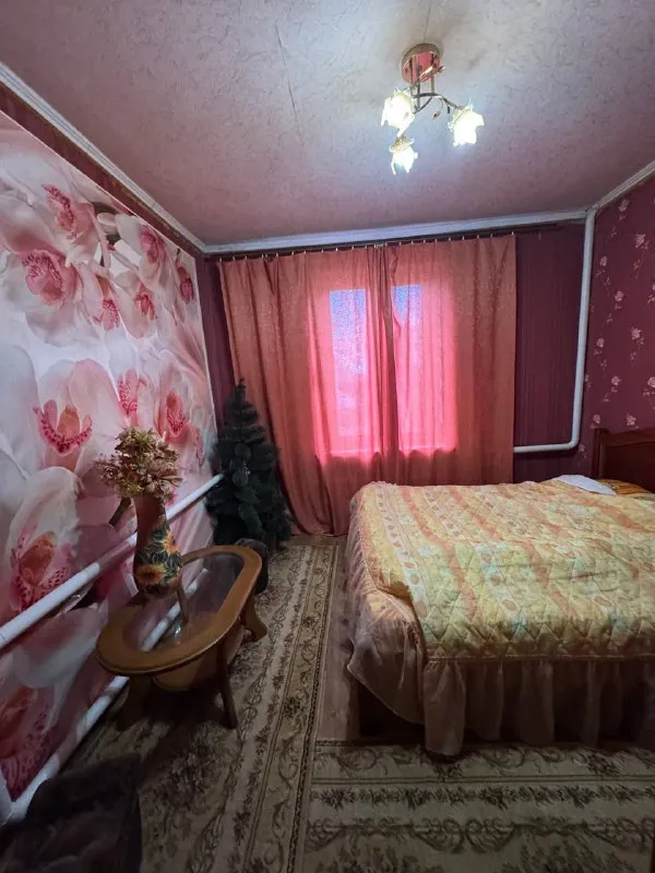 Продам 2-х комнатную квартиру 🌇город макеевка, п. Нижняя крынка, в центре📍 ✅общая площадь : 44.1кв. М, 1 этаж 2 этажного дома, не угловая. ✅квартира в жилом состоянии, комнаты раздельные. ✅автономное отопление. 🅿во дворе гараж, крыша перекрыта. 👍хорошее месторасположение : школа, детский сад, остановка общественного транспорта, магазины. 💰цена : 1 500 000 ₽ 🔥 📲☎️+79493418412 лилия ан терем подписаться | дать объявление - фотография - 2