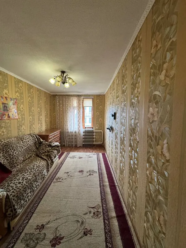 Продам 2-х комнатную квартиру 🌇город макеевка, п. Нижняя крынка, в центре📍 ✅общая площадь : 44.1кв. М, 1 этаж 2 этажного дома, не угловая. ✅квартира в жилом состоянии, комнаты раздельные. ✅автономное отопление. 🅿во дворе гараж, крыша перекрыта. 👍хорошее месторасположение : школа, детский сад, остановка общественного транспорта, магазины. 💰цена : 1 500 000 ₽ 🔥 📲☎️+79493418412 лилия ан терем подписаться | дать объявление - фотография - 3