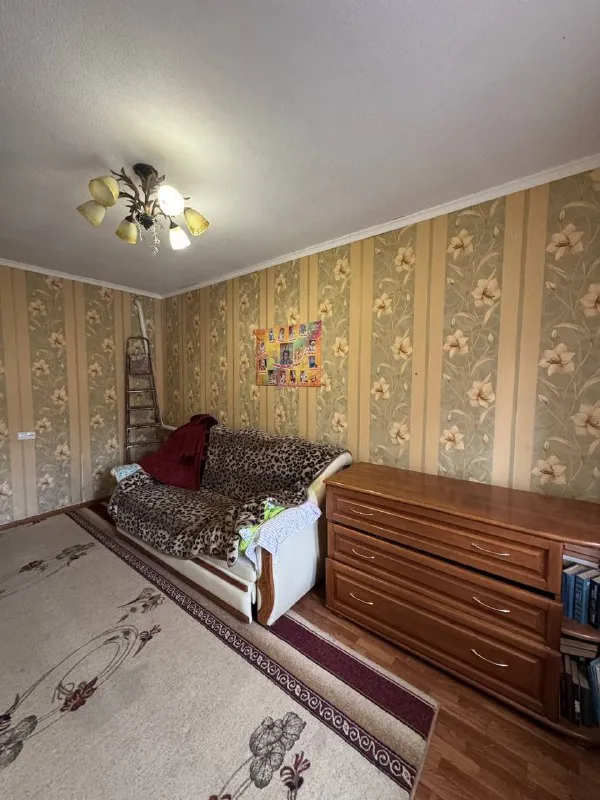 Продам 2-х комнатную квартиру 🌇город макеевка, п. Нижняя крынка, в центре📍 ✅общая площадь : 44.1кв. М, 1 этаж 2 этажного дома, не угловая. ✅квартира в жилом состоянии, комнаты раздельные. ✅автономное отопление. 🅿во дворе гараж, крыша перекрыта. 👍хорошее месторасположение : школа, детский сад, остановка общественного транспорта, магазины. 💰цена : 1 500 000 ₽ 🔥 📲☎️+79493418412 лилия ан терем подписаться | дать объявление - фотография - 4