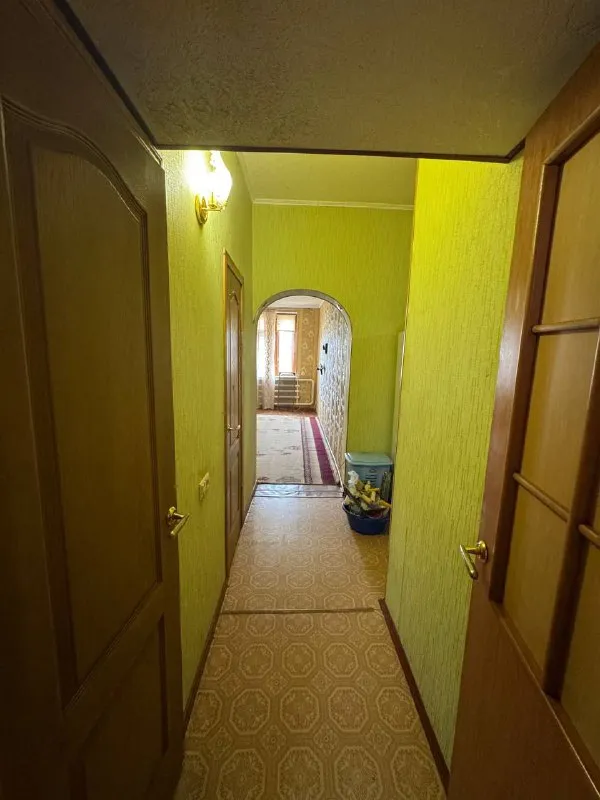 Продам 2-х комнатную квартиру 🌇город макеевка, п. Нижняя крынка, в центре📍 ✅общая площадь : 44.1кв. М, 1 этаж 2 этажного дома, не угловая. ✅квартира в жилом состоянии, комнаты раздельные. ✅автономное отопление. 🅿во дворе гараж, крыша перекрыта. 👍хорошее месторасположение : школа, детский сад, остановка общественного транспорта, магазины. 💰цена : 1 500 000 ₽ 🔥 📲☎️+79493418412 лилия ан терем подписаться | дать объявление - фотография - 5