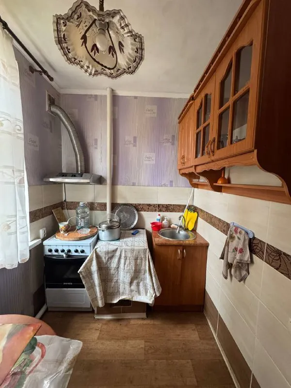 Продам 2-х комнатную квартиру 🌇город макеевка, п. Нижняя крынка, в центре📍 ✅общая площадь : 44.1кв. М, 1 этаж 2 этажного дома, не угловая. ✅квартира в жилом состоянии, комнаты раздельные. ✅автономное отопление. 🅿во дворе гараж, крыша перекрыта. 👍хорошее месторасположение : школа, детский сад, остановка общественного транспорта, магазины. 💰цена : 1 500 000 ₽ 🔥 📲☎️+79493418412 лилия ан терем подписаться | дать объявление - фотография - 7