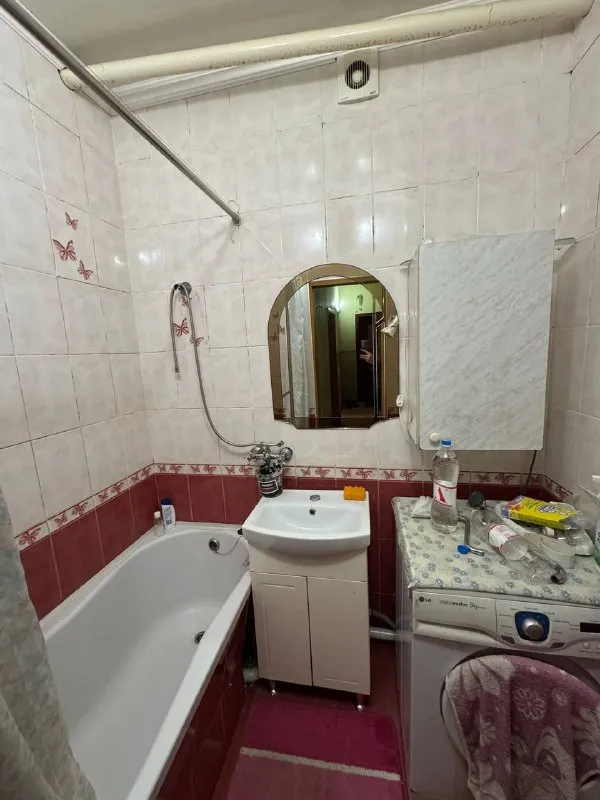 Продам 2-х комнатную квартиру 🌇город макеевка, п. Нижняя крынка, в центре📍 ✅общая площадь : 44.1кв. М, 1 этаж 2 этажного дома, не угловая. ✅квартира в жилом состоянии, комнаты раздельные. ✅автономное отопление. 🅿во дворе гараж, крыша перекрыта. 👍хорошее месторасположение : школа, детский сад, остановка общественного транспорта, магазины. 💰цена : 1 500 000 ₽ 🔥 📲☎️+79493418412 лилия ан терем подписаться | дать объявление - фотография - 8