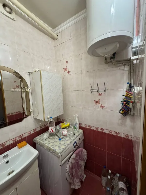 Продам 2-х комнатную квартиру 🌇город макеевка, п. Нижняя крынка, в центре📍 ✅общая площадь : 44.1кв. М, 1 этаж 2 этажного дома, не угловая. ✅квартира в жилом состоянии, комнаты раздельные. ✅автономное отопление. 🅿во дворе гараж, крыша перекрыта. 👍хорошее месторасположение : школа, детский сад, остановка общественного транспорта, магазины. 💰цена : 1 500 000 ₽ 🔥 📲☎️+79493418412 лилия ан терем подписаться | дать объявление - фотография - 9