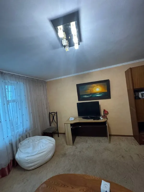 продам 3-х комнатную квартиру 🌇харцызск, центр, район тц «триумф». 📍 ✅общая площадь 66кв. м, 4 этаж 9 этажного дома. ✅в квартире два застекленных балкона, комнаты раздельные. ✅квартира в жилом состоянии. 🎁мебель остается. 📍шикарное месторасположение: самое сердце харцызска ! 👁просмотр в любое удобное для вас время ! 💰цена 6 000 000 ₽ торг 📲☎️+79493418412 лилия ан терем подписаться | дать объявление - фотография - 3