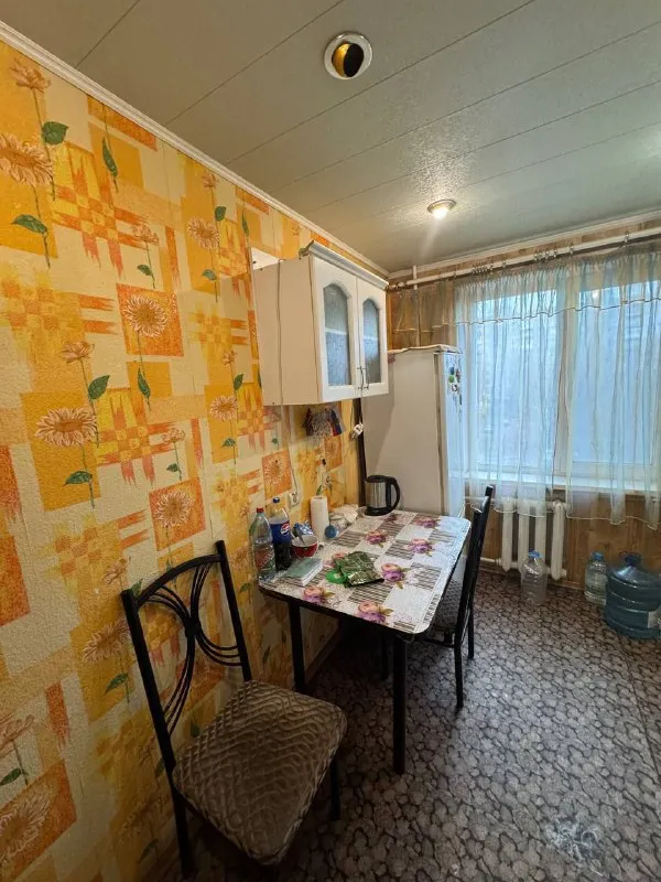 продам 3-х комнатную квартиру 🌇харцызск, центр, район тц «триумф». 📍 ✅общая площадь 66кв. м, 4 этаж 9 этажного дома. ✅в квартире два застекленных балкона, комнаты раздельные. ✅квартира в жилом состоянии. 🎁мебель остается. 📍шикарное месторасположение: самое сердце харцызска ! 👁просмотр в любое удобное для вас время ! 💰цена 6 000 000 ₽ торг 📲☎️+79493418412 лилия ан терем подписаться | дать объявление - фотография - 8