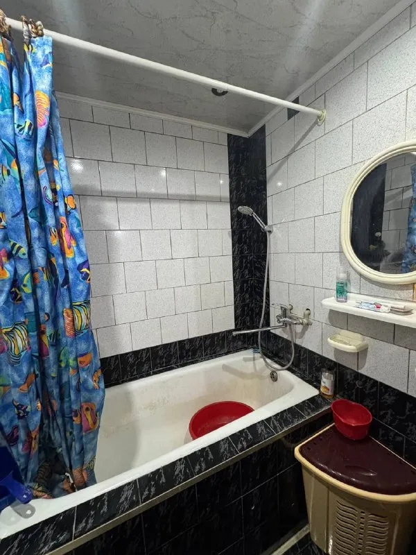 продам 3-х комнатную квартиру 🌇харцызск, центр, район тц «триумф». 📍 ✅общая площадь 66кв. м, 4 этаж 9 этажного дома. ✅в квартире два застекленных балкона, комнаты раздельные. ✅квартира в жилом состоянии. 🎁мебель остается. 📍шикарное месторасположение: самое сердце харцызска ! 👁просмотр в любое удобное для вас время ! 💰цена 6 000 000 ₽ торг 📲☎️+79493418412 лилия ан терем подписаться | дать объявление - фотография - 9