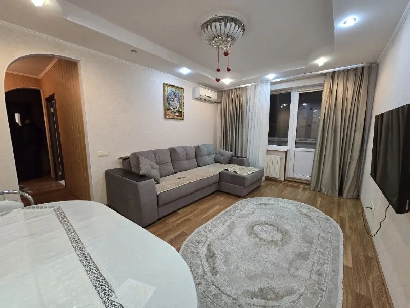 Харцызск 2-комнатную квартиру на черемушках ✅ квартира с ремонтом ✅ не угловая ✅ с мебелью ✅ комнаты раздельные ✅ санузел раздельный ✅ документы рф ✅ 3/9 квартира не требует вложений, состояние заходи и живи. Общая площадь 50.6, кухня 5, остаётся вся мебель и техника, новая проводка, балкон обшит пластиком, полы ламинат, окна пластик, комнаты и санузел раздельные, в ванной плитка, туалет плитка. Водонагревательный бак, встроенная кухня. Отличная квартира с евроремонтом не требующая вложений, находится по ул. 40 лет освобождения украины, дом 17 цена 4 200 000₽ +79494450191 богдан - фотография - 2