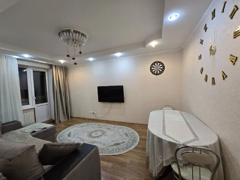 Харцызск 2-комнатную квартиру на черемушках ✅ квартира с ремонтом ✅ не угловая ✅ с мебелью ✅ комнаты раздельные ✅ санузел раздельный ✅ документы рф ✅ 3/9 квартира не требует вложений, состояние заходи и живи. Общая площадь 50.6, кухня 5, остаётся вся мебель и техника, новая проводка, балкон обшит пластиком, полы ламинат, окна пластик, комнаты и санузел раздельные, в ванной плитка, туалет плитка. Водонагревательный бак, встроенная кухня. Отличная квартира с евроремонтом не требующая вложений, находится по ул. 40 лет освобождения украины, дом 17 цена 4 200 000₽ +79494450191 богдан - фотография - 3