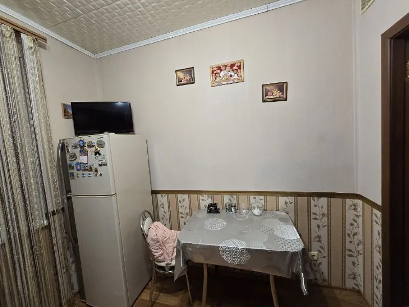 Харцызск 2-комнатную квартиру на черемушках ✅ квартира с ремонтом ✅ не угловая ✅ с мебелью ✅ комнаты раздельные ✅ санузел раздельный ✅ документы рф ✅ 3/9 квартира не требует вложений, состояние заходи и живи. Общая площадь 50.6, кухня 5, остаётся вся мебель и техника, новая проводка, балкон обшит пластиком, полы ламинат, окна пластик, комнаты и санузел раздельные, в ванной плитка, туалет плитка. Водонагревательный бак, встроенная кухня. Отличная квартира с евроремонтом не требующая вложений, находится по ул. 40 лет освобождения украины, дом 17 цена 4 200 000₽ +79494450191 богдан - фотография - 5