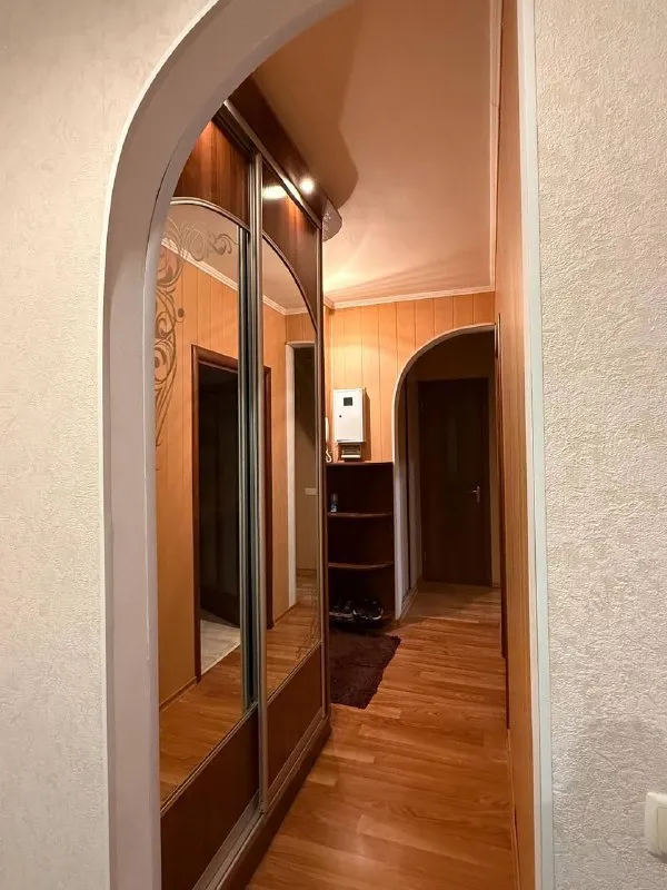 Харцызск 2-комнатную квартиру на черемушках ✅ квартира с ремонтом ✅ не угловая ✅ с мебелью ✅ комнаты раздельные ✅ санузел раздельный ✅ документы рф ✅ 3/9 квартира не требует вложений, состояние заходи и живи. Общая площадь 50.6, кухня 5, остаётся вся мебель и техника, новая проводка, балкон обшит пластиком, полы ламинат, окна пластик, комнаты и санузел раздельные, в ванной плитка, туалет плитка. Водонагревательный бак, встроенная кухня. Отличная квартира с евроремонтом не требующая вложений, находится по ул. 40 лет освобождения украины, дом 17 цена 4 200 000₽ +79494450191 богдан - фотография - 6