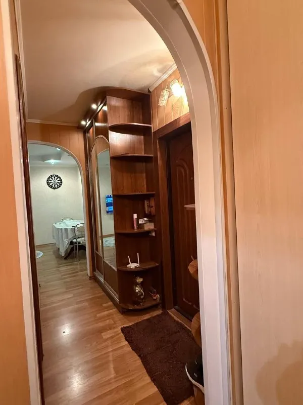 Харцызск 2-комнатную квартиру на черемушках ✅ квартира с ремонтом ✅ не угловая ✅ с мебелью ✅ комнаты раздельные ✅ санузел раздельный ✅ документы рф ✅ 3/9 квартира не требует вложений, состояние заходи и живи. Общая площадь 50.6, кухня 5, остаётся вся мебель и техника, новая проводка, балкон обшит пластиком, полы ламинат, окна пластик, комнаты и санузел раздельные, в ванной плитка, туалет плитка. Водонагревательный бак, встроенная кухня. Отличная квартира с евроремонтом не требующая вложений, находится по ул. 40 лет освобождения украины, дом 17 цена 4 200 000₽ +79494450191 богдан - фотография - 7