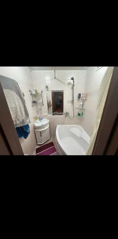 Харцызск 2-комнатную квартиру на черемушках ✅ квартира с ремонтом ✅ не угловая ✅ с мебелью ✅ комнаты раздельные ✅ санузел раздельный ✅ документы рф ✅ 3/9 квартира не требует вложений, состояние заходи и живи. Общая площадь 50.6, кухня 5, остаётся вся мебель и техника, новая проводка, балкон обшит пластиком, полы ламинат, окна пластик, комнаты и санузел раздельные, в ванной плитка, туалет плитка. Водонагревательный бак, встроенная кухня. Отличная квартира с евроремонтом не требующая вложений, находится по ул. 40 лет освобождения украины, дом 17 цена 4 200 000₽ +79494450191 богдан - фотография - 8