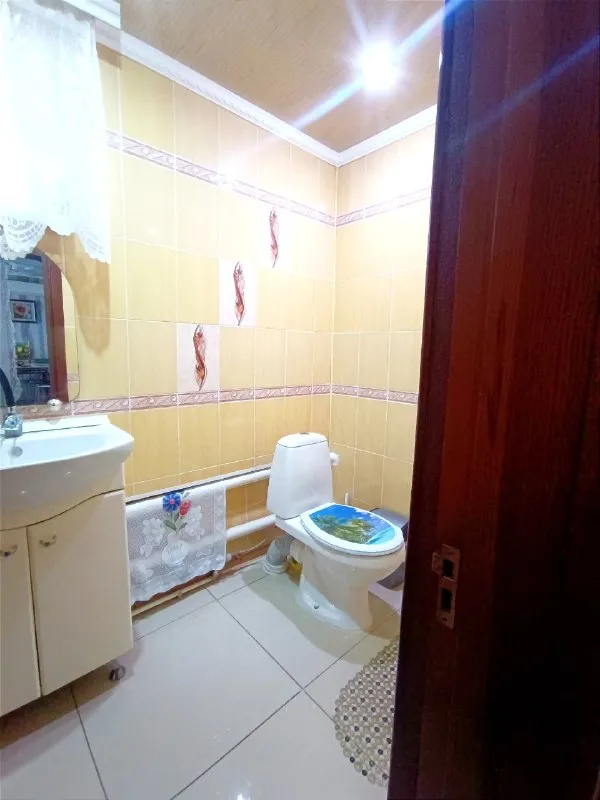 Продажа дома ленинский район рынок, , соловки, , материал дома кирпич,92 м²,8 соток земли. В доме сделан качественный ремонт, высота потолка 3 м, окна пластик, трубы пластик, газовый котёл, колонка для подачи горячей воды, кондиционер, видеонаблюдение на улице и во дворе. В доме две спальни, зал, гостиная, службы раздельны, котельная, кухня - столовая. Ухоженный двор выложен фжм тротуарная плитка, зона отдыха, мангальная зона, беседка, в конце двора флигель, летняя душевая кабина, летний туалет, мастерская. Передняя часть двора под навесом, покрытие тротуарная плитка фэм, парковка на две машины место. Дом очень теплый, светлый, уютный, заходи и живи. В пяти минутах ходьбы рынок, ,соловки, ,супермаркеты, школа, садики, исполком, остановки транспорта. Продажа с мебелью. Документы готовы. Цена 10000000 рублей. +79493403802.+79901858288 ▪️ недвижимость большого харцызска 👈 подписаться ▪️ разместить объявление ▪️ обсудить - фотография - 10