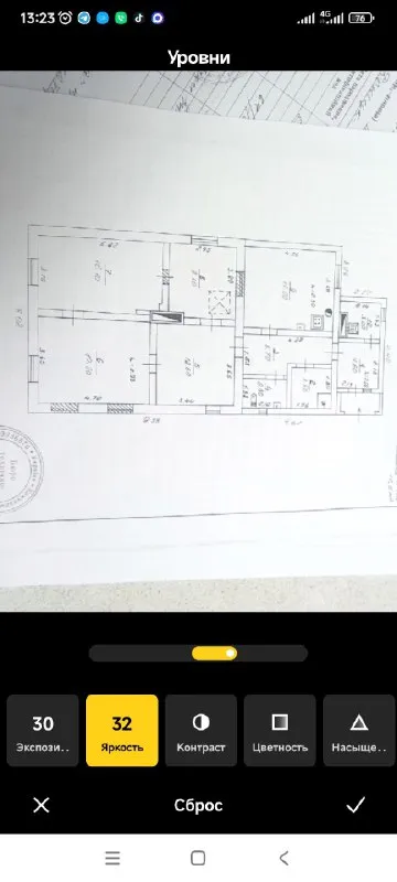 Продажа дома ленинский район рынок, , соловки, , материал дома кирпич,92 м²,8 соток земли. В доме сделан качественный ремонт, высота потолка 3 м, окна пластик, трубы пластик, газовый котёл, колонка для подачи горячей воды, кондиционер, видеонаблюдение на улице и во дворе. В доме две спальни, зал, гостиная, службы раздельны, котельная, кухня - столовая. Ухоженный двор выложен фжм тротуарная плитка, зона отдыха, мангальная зона, беседка, в конце двора флигель, летняя душевая кабина, летний туалет, мастерская. Передняя часть двора под навесом, покрытие тротуарная плитка фэм, парковка на две машины место. Дом очень теплый, светлый, уютный, заходи и живи. В пяти минутах ходьбы рынок, ,соловки, ,супермаркеты, школа, садики, исполком, остановки транспорта. Продажа с мебелью. Документы готовы. Цена 10000000 рублей. +79493403802.+79901858288 ▪️ недвижимость большого харцызска 👈 подписаться ▪️ разместить объявление ▪️ обсудить - фотография - 2