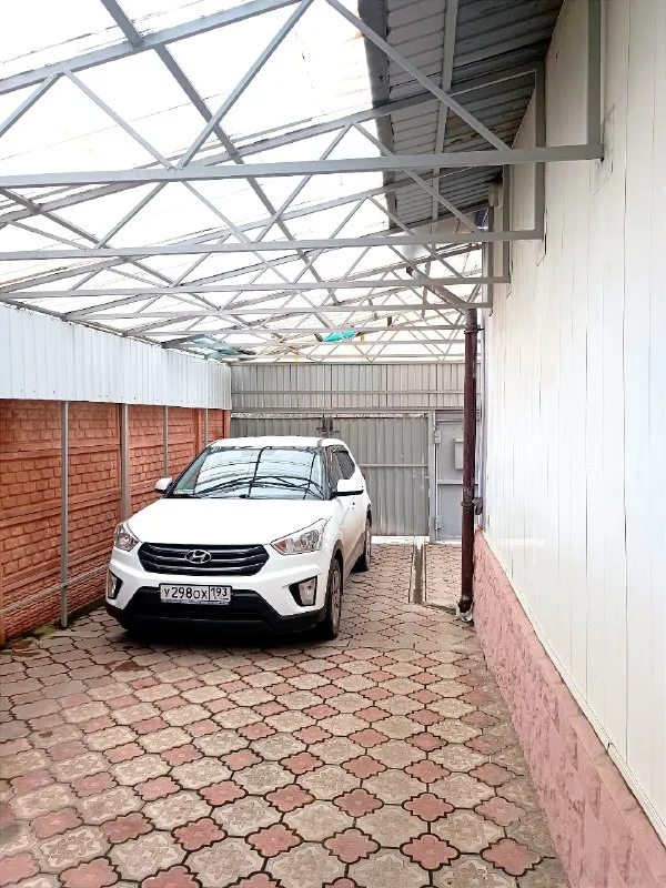 Продажа дома ленинский район рынок, , соловки, , материал дома кирпич,92 м²,8 соток земли. В доме сделан качественный ремонт, высота потолка 3 м, окна пластик, трубы пластик, газовый котёл, колонка для подачи горячей воды, кондиционер, видеонаблюдение на улице и во дворе. В доме две спальни, зал, гостиная, службы раздельны, котельная, кухня - столовая. Ухоженный двор выложен фжм тротуарная плитка, зона отдыха, мангальная зона, беседка, в конце двора флигель, летняя душевая кабина, летний туалет, мастерская. Передняя часть двора под навесом, покрытие тротуарная плитка фэм, парковка на две машины место. Дом очень теплый, светлый, уютный, заходи и живи. В пяти минутах ходьбы рынок, ,соловки, ,супермаркеты, школа, садики, исполком, остановки транспорта. Продажа с мебелью. Документы готовы. Цена 10000000 рублей. +79493403802.+79901858288 ▪️ недвижимость большого харцызска 👈 подписаться ▪️ разместить объявление ▪️ обсудить - фотография - 3