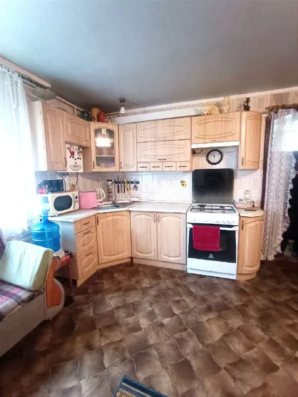 Продажа дома ленинский район рынок, , соловки, , материал дома кирпич,92 м²,8 соток земли. В доме сделан качественный ремонт, высота потолка 3 м, окна пластик, трубы пластик, газовый котёл, колонка для подачи горячей воды, кондиционер, видеонаблюдение на улице и во дворе. В доме две спальни, зал, гостиная, службы раздельны, котельная, кухня - столовая. Ухоженный двор выложен фжм тротуарная плитка, зона отдыха, мангальная зона, беседка, в конце двора флигель, летняя душевая кабина, летний туалет, мастерская. Передняя часть двора под навесом, покрытие тротуарная плитка фэм, парковка на две машины место. Дом очень теплый, светлый, уютный, заходи и живи. В пяти минутах ходьбы рынок, ,соловки, ,супермаркеты, школа, садики, исполком, остановки транспорта. Продажа с мебелью. Документы готовы. Цена 10000000 рублей. +79493403802.+79901858288 ▪️ недвижимость большого харцызска 👈 подписаться ▪️ разместить объявление ▪️ обсудить - фотография - 5