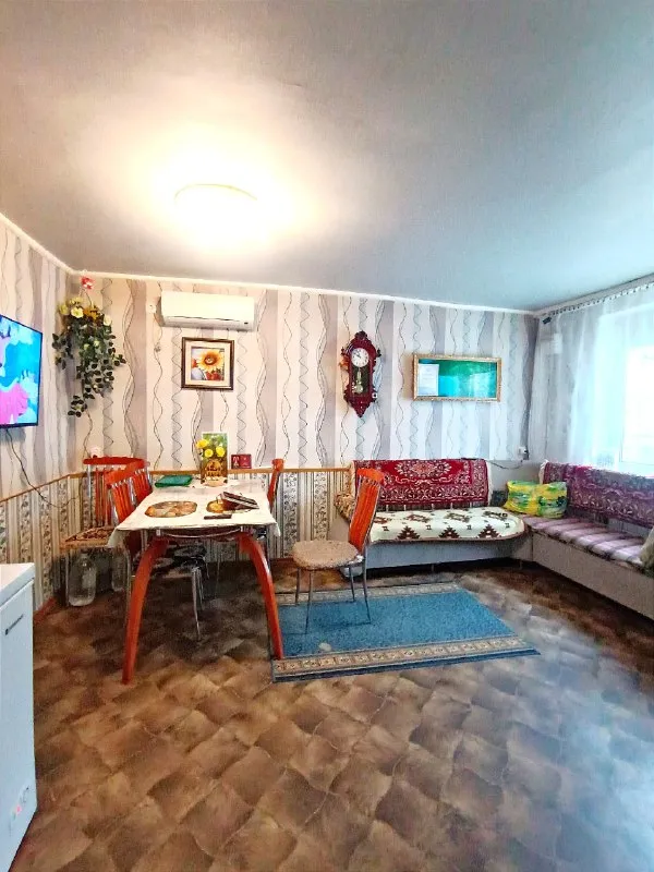 Продажа дома ленинский район рынок, , соловки, , материал дома кирпич,92 м²,8 соток земли. В доме сделан качественный ремонт, высота потолка 3 м, окна пластик, трубы пластик, газовый котёл, колонка для подачи горячей воды, кондиционер, видеонаблюдение на улице и во дворе. В доме две спальни, зал, гостиная, службы раздельны, котельная, кухня - столовая. Ухоженный двор выложен фжм тротуарная плитка, зона отдыха, мангальная зона, беседка, в конце двора флигель, летняя душевая кабина, летний туалет, мастерская. Передняя часть двора под навесом, покрытие тротуарная плитка фэм, парковка на две машины место. Дом очень теплый, светлый, уютный, заходи и живи. В пяти минутах ходьбы рынок, ,соловки, ,супермаркеты, школа, садики, исполком, остановки транспорта. Продажа с мебелью. Документы готовы. Цена 10000000 рублей. +79493403802.+79901858288 ▪️ недвижимость большого харцызска 👈 подписаться ▪️ разместить объявление ▪️ обсудить - фотография - 6