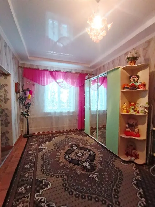 Продажа дома ленинский район рынок, , соловки, , материал дома кирпич,92 м²,8 соток земли. В доме сделан качественный ремонт, высота потолка 3 м, окна пластик, трубы пластик, газовый котёл, колонка для подачи горячей воды, кондиционер, видеонаблюдение на улице и во дворе. В доме две спальни, зал, гостиная, службы раздельны, котельная, кухня - столовая. Ухоженный двор выложен фжм тротуарная плитка, зона отдыха, мангальная зона, беседка, в конце двора флигель, летняя душевая кабина, летний туалет, мастерская. Передняя часть двора под навесом, покрытие тротуарная плитка фэм, парковка на две машины место. Дом очень теплый, светлый, уютный, заходи и живи. В пяти минутах ходьбы рынок, ,соловки, ,супермаркеты, школа, садики, исполком, остановки транспорта. Продажа с мебелью. Документы готовы. Цена 10000000 рублей. +79493403802.+79901858288 ▪️ недвижимость большого харцызска 👈 подписаться ▪️ разместить объявление ▪️ обсудить - фотография - 7