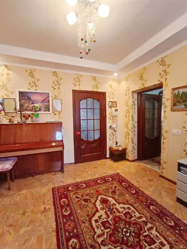 Продажа дома ленинский район рынок, , соловки, , материал дома кирпич,92 м²,8 соток земли. В доме сделан качественный ремонт, высота потолка 3 м, окна пластик, трубы пластик, газовый котёл, колонка для подачи горячей воды, кондиционер, видеонаблюдение на улице и во дворе. В доме две спальни, зал, гостиная, службы раздельны, котельная, кухня - столовая. Ухоженный двор выложен фжм тротуарная плитка, зона отдыха, мангальная зона, беседка, в конце двора флигель, летняя душевая кабина, летний туалет, мастерская. Передняя часть двора под навесом, покрытие тротуарная плитка фэм, парковка на две машины место. Дом очень теплый, светлый, уютный, заходи и живи. В пяти минутах ходьбы рынок, ,соловки, ,супермаркеты, школа, садики, исполком, остановки транспорта. Продажа с мебелью. Документы готовы. Цена 10000000 рублей. +79493403802.+79901858288 ▪️ недвижимость большого харцызска 👈 подписаться ▪️ разместить объявление ▪️ обсудить - фотография - 8