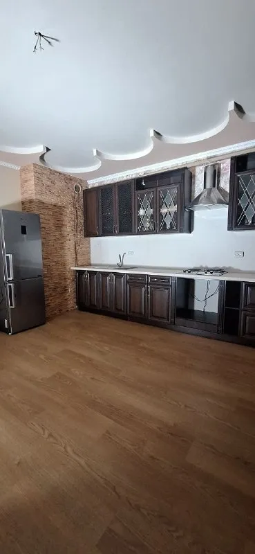 Продажа дома ул. Правды (г. Макеевка) документы готовы - ул. Правды (г. Макеевка) - общая площадь 170 кв. М. - этажность 2/2 - 4 комн. Дом - 1 этаж (жилой) холл, 2 комнаты, кухня 25 м. Кв. , санузел - 2 этаж (под ремонт) - холл, 2 комнаты, гардеробная - 6 сотки - центральное водоснабжение, скважина - твердотопливный котел, газ по улице - металлопластиковые окна просмотр в любое удобное для вас время. Стоимость 8 500 000 руб. + торг татьяна +79498947694 ▪️ недвижимость большого харцызска 👈 подписаться ▪️ разместить объявление ▪️ обсудить - фотография - 2