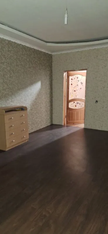 Продажа дома ул. Правды (г. Макеевка) документы готовы - ул. Правды (г. Макеевка) - общая площадь 170 кв. М. - этажность 2/2 - 4 комн. Дом - 1 этаж (жилой) холл, 2 комнаты, кухня 25 м. Кв. , санузел - 2 этаж (под ремонт) - холл, 2 комнаты, гардеробная - 6 сотки - центральное водоснабжение, скважина - твердотопливный котел, газ по улице - металлопластиковые окна просмотр в любое удобное для вас время. Стоимость 8 500 000 руб. + торг татьяна +79498947694 ▪️ недвижимость большого харцызска 👈 подписаться ▪️ разместить объявление ▪️ обсудить - фотография - 6