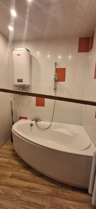 Продажа дома ул. Правды (г. Макеевка) документы готовы - ул. Правды (г. Макеевка) - общая площадь 170 кв. М. - этажность 2/2 - 4 комн. Дом - 1 этаж (жилой) холл, 2 комнаты, кухня 25 м. Кв. , санузел - 2 этаж (под ремонт) - холл, 2 комнаты, гардеробная - 6 сотки - центральное водоснабжение, скважина - твердотопливный котел, газ по улице - металлопластиковые окна просмотр в любое удобное для вас время. Стоимость 8 500 000 руб. + торг татьяна +79498947694 ▪️ недвижимость большого харцызска 👈 подписаться ▪️ разместить объявление ▪️ обсудить - фотография - 9