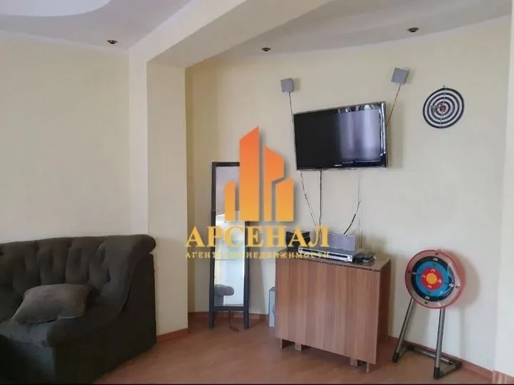 Продается 4 к. Квартира‼7 000 000₽‼ донецк, пролетарский район, мкрн. Цветочный ул. 230-й стрелковой дивизии этаж 8/9, общая площадь 96 м² перепланирована в 3 ком. Квартиру. (большая кухня и санузел, гостиная, спальня, детская комната). Мебель и техника остаётся. Стены под покраску, пол ламинат. В шаговой доступности школа 135, стоматологическая поликлиника 5, рынок, магазины. Стоимость 7 000 000 ₽ торг +7 (949) 564-41-75 ▪️ недвижимость большого харцызска 👈 подписаться ▪️ разместить объявление ▪️ обсудить - фотография - 2