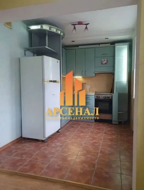 Продается 4 к. Квартира‼7 000 000₽‼ донецк, пролетарский район, мкрн. Цветочный ул. 230-й стрелковой дивизии этаж 8/9, общая площадь 96 м² перепланирована в 3 ком. Квартиру. (большая кухня и санузел, гостиная, спальня, детская комната). Мебель и техника остаётся. Стены под покраску, пол ламинат. В шаговой доступности школа 135, стоматологическая поликлиника 5, рынок, магазины. Стоимость 7 000 000 ₽ торг +7 (949) 564-41-75 ▪️ недвижимость большого харцызска 👈 подписаться ▪️ разместить объявление ▪️ обсудить - фотография - 4