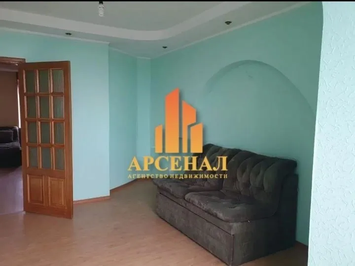 Продается 4 к. Квартира‼7 000 000₽‼ донецк, пролетарский район, мкрн. Цветочный ул. 230-й стрелковой дивизии этаж 8/9, общая площадь 96 м² перепланирована в 3 ком. Квартиру. (большая кухня и санузел, гостиная, спальня, детская комната). Мебель и техника остаётся. Стены под покраску, пол ламинат. В шаговой доступности школа 135, стоматологическая поликлиника 5, рынок, магазины. Стоимость 7 000 000 ₽ торг +7 (949) 564-41-75 ▪️ недвижимость большого харцызска 👈 подписаться ▪️ разместить объявление ▪️ обсудить - фотография - 5