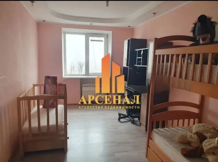 Продается 4 к. Квартира‼7 000 000₽‼ донецк, пролетарский район, мкрн. Цветочный ул. 230-й стрелковой дивизии этаж 8/9, общая площадь 96 м² перепланирована в 3 ком. Квартиру. (большая кухня и санузел, гостиная, спальня, детская комната). Мебель и техника остаётся. Стены под покраску, пол ламинат. В шаговой доступности школа 135, стоматологическая поликлиника 5, рынок, магазины. Стоимость 7 000 000 ₽ торг +7 (949) 564-41-75 ▪️ недвижимость большого харцызска 👈 подписаться ▪️ разместить объявление ▪️ обсудить - фотография - 7