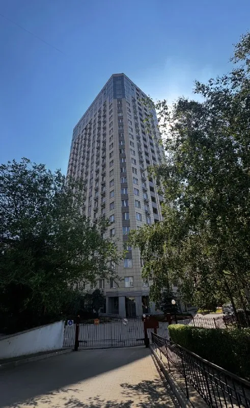 Продажа от собственника. 12 млн руб двухкомнатная квартира в жк закрытого типа "диск", проспект ильича, 19 «з» 15-й этаж 24-этажного дома. В доме консьерж, охрана 24/7, система видеонаблюдения. Площадь квартиры – 75 квадратных метров, высота потолков – 3 м. Квартире выполнен дизайнерский ремонт, 2 санузла, накопительный бак на 300 л. Мебель и бытовая техника остаются новым владельцам. В шаговой доступности: супермаркеты "твой магазин", "молоко", прс, детский сад, школа, фитнес-залы, больница им. Калинина. Возможна продажа с паркоместом на -1 этаже, цена с паркингом – 14 млн руб дополнительные фото по запросу риелторов и посредников просьба не беспокоить! Звоните: +79493585285 ▪️ недвижимость большого харцызска 👈 подписаться ▪️ разместить объявление ▪️ обсудить - фотография - 10