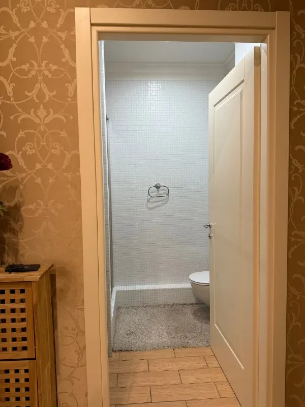 Продажа от собственника. 12 млн руб двухкомнатная квартира в жк закрытого типа "диск", проспект ильича, 19 «з» 15-й этаж 24-этажного дома. В доме консьерж, охрана 24/7, система видеонаблюдения. Площадь квартиры – 75 квадратных метров, высота потолков – 3 м. Квартире выполнен дизайнерский ремонт, 2 санузла, накопительный бак на 300 л. Мебель и бытовая техника остаются новым владельцам. В шаговой доступности: супермаркеты "твой магазин", "молоко", прс, детский сад, школа, фитнес-залы, больница им. Калинина. Возможна продажа с паркоместом на -1 этаже, цена с паркингом – 14 млн руб дополнительные фото по запросу риелторов и посредников просьба не беспокоить! Звоните: +79493585285 ▪️ недвижимость большого харцызска 👈 подписаться ▪️ разместить объявление ▪️ обсудить - фотография - 3