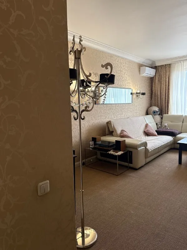 Продажа от собственника. 12 млн руб двухкомнатная квартира в жк закрытого типа "диск", проспект ильича, 19 «з» 15-й этаж 24-этажного дома. В доме консьерж, охрана 24/7, система видеонаблюдения. Площадь квартиры – 75 квадратных метров, высота потолков – 3 м. Квартире выполнен дизайнерский ремонт, 2 санузла, накопительный бак на 300 л. Мебель и бытовая техника остаются новым владельцам. В шаговой доступности: супермаркеты "твой магазин", "молоко", прс, детский сад, школа, фитнес-залы, больница им. Калинина. Возможна продажа с паркоместом на -1 этаже, цена с паркингом – 14 млн руб дополнительные фото по запросу риелторов и посредников просьба не беспокоить! Звоните: +79493585285 ▪️ недвижимость большого харцызска 👈 подписаться ▪️ разместить объявление ▪️ обсудить - фотография - 4