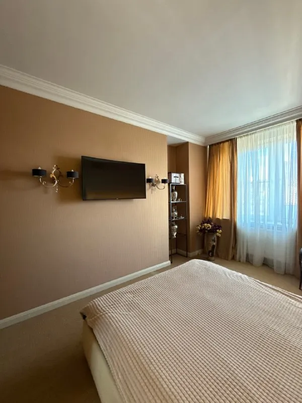 Продажа от собственника. 12 млн руб двухкомнатная квартира в жк закрытого типа "диск", проспект ильича, 19 «з» 15-й этаж 24-этажного дома. В доме консьерж, охрана 24/7, система видеонаблюдения. Площадь квартиры – 75 квадратных метров, высота потолков – 3 м. Квартире выполнен дизайнерский ремонт, 2 санузла, накопительный бак на 300 л. Мебель и бытовая техника остаются новым владельцам. В шаговой доступности: супермаркеты "твой магазин", "молоко", прс, детский сад, школа, фитнес-залы, больница им. Калинина. Возможна продажа с паркоместом на -1 этаже, цена с паркингом – 14 млн руб дополнительные фото по запросу риелторов и посредников просьба не беспокоить! Звоните: +79493585285 ▪️ недвижимость большого харцызска 👈 подписаться ▪️ разместить объявление ▪️ обсудить - фотография - 8