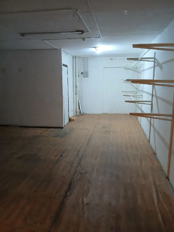 сдается нежилое помещение 112м2 под магазин. г. торез, мкр. 3, д.6. бывший магазин одежды. помещение находится в доме на 1 этаже. стоимость 100 000 р. документы внесены в росреестр. отвечу на все вопросы +7949 390 34 27 сергей васильевич - фотография - 3