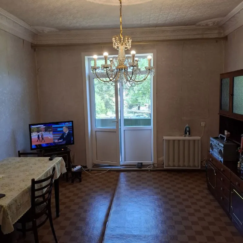 Если вы хотите купить за небольшие деньги просторную двухкомнатную квартиру, то это предложения для вас❗️ 🌇квартира в городе макеевка, 22 линия, военкомат📍 ✅квартира сталинка, в тихом зелёном дворе со своим гаражом ✅с небольшим огородиком, своим тёплым сухим подвалом, ✅отличное месторасположение, рядом хороший рынок, супермаркеты, магазины. ✅квартира в хорошем  состоянии, чистая, ухоженная. ✅этаж 2/2. Крыша после кап ремонта, ничего нигде не течёт. ✅окна везде поменяны. 💰стартовая цена 1,9 млн рублей (гараж отдельно). Торг  📲☎️+79493389894 ан евгения подписаться  |  дать объявление - фотография - 7