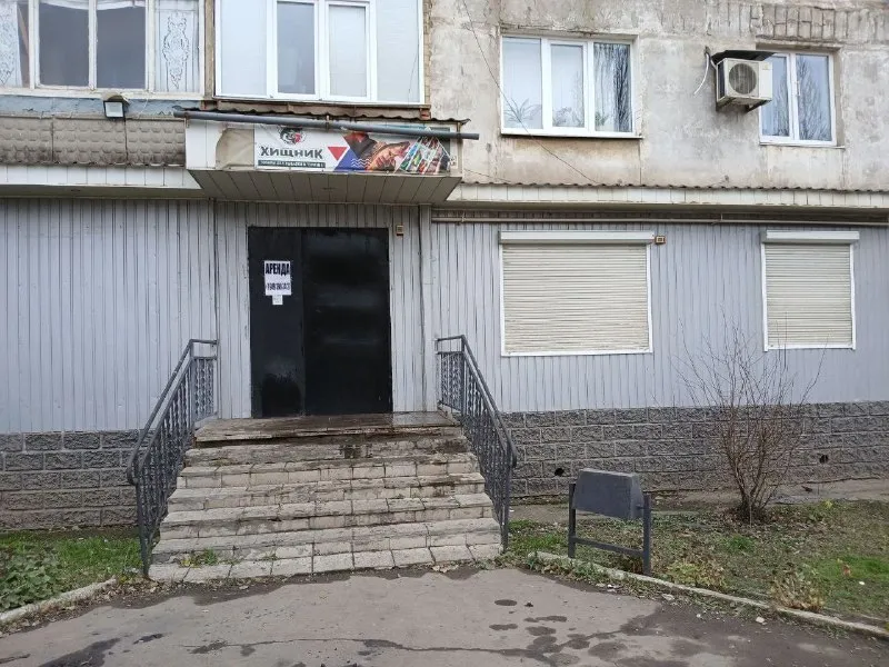 сдается нежилое помещение 112м2 под магазин. 🌇г. торез, мкр. 3, д.6.📍 ✅бывший магазин одежды. ✅помещ... - фотография