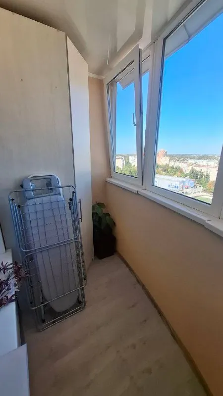 Продам крупногабаритную 1-комнатную квартиру в городе донецке! Улица куйбышева! Район галактики! Квартира расположена на 15 этаже 18-ти этажного дома! Общая площадь квартиры 43 кв. М. Жилая площадь 21 кв. М. Квартира с качественным ремонтом и со всей необходимой мебелью и техникой! Санузел совмещен! Состояние - заходи и живи! Документы готовы к продаже! Цена 4,3 млн. Рублей! Тел. : +79493079990;+79895278779 - фотография - 2