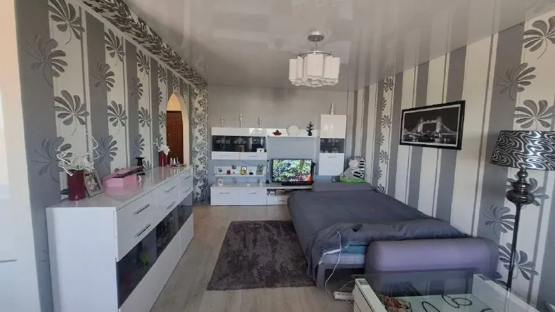 Продам крупногабаритную 1-комнатную квартиру в городе донецке! Улица куйбышева! Район галактики! Квартира расположена на 15 этаже 18-ти этажного дома! Общая площадь квартиры 43 кв. М. Жилая площадь 21 кв. М. Квартира с качественным ремонтом и со всей необходимой мебелью и техникой! Санузел совмещен! Состояние - заходи и живи! Документы готовы к продаже! Цена 4,3 млн. Рублей! Тел. : +79493079990;+79895278779 - фотография - 3