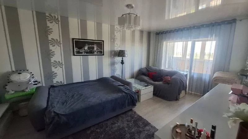 Продам крупногабаритную 1-комнатную квартиру в городе донецке! Улица куйбышева! Район галактики! Квартира расположена на 15 этаже 18-ти этажного дома! Общая площадь квартиры 43 кв. М. Жилая площадь 21 кв. М. Квартира с качественным ремонтом и со всей необходимой мебелью и техникой! Санузел совмещен! Состояние - заходи и живи! Документы готовы к продаже! Цена 4,3 млн. Рублей! Тел. : +79493079990;+79895278779 - фотография - 4