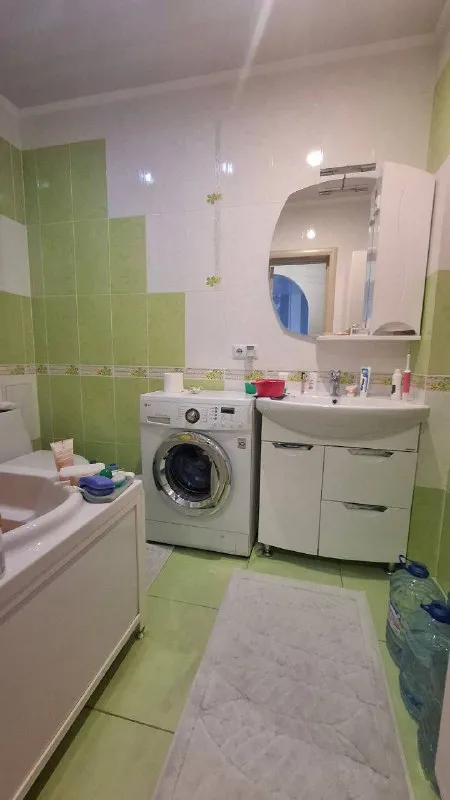 Продам крупногабаритную 1-комнатную квартиру в городе донецке! Улица куйбышева! Район галактики! Квартира расположена на 15 этаже 18-ти этажного дома! Общая площадь квартиры 43 кв. М. Жилая площадь 21 кв. М. Квартира с качественным ремонтом и со всей необходимой мебелью и техникой! Санузел совмещен! Состояние - заходи и живи! Документы готовы к продаже! Цена 4,3 млн. Рублей! Тел. : +79493079990;+79895278779 - фотография - 5