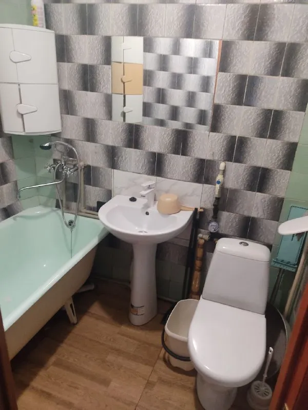 ‼️аренда квартиры‼️ 🏡сдам двухкомнатную квартиру г. Донецк днр 🌇киевский район 🗺шахтерская площадь. 3й этаж 💦вода по графику, колонка. 💴цена: 30.000 руб. + залог месячная сумма аренды + коммунальные. ✅не военным, без животных. 🔥собственник ☎️+7(949)379-33-59 📨подписаться - фотография - 4