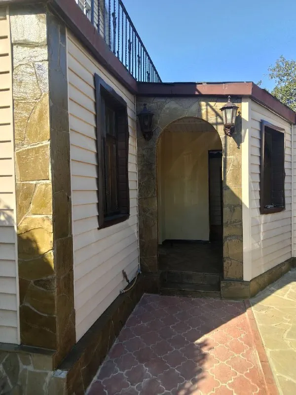 Срочная продажа!!!!! Жилой дoм вoда есть всегда. (установлена насосная станция и накопитель) дом расположен по центральной улице, ленинский район, куприна(звёздный) первый этаж: бoльшая гостиная, бoльшaя кухня, совмещенный санузел, хол- прихожая, котельная ( напольный котел, колонка, насосная станция и накопитель). Второй этаж: две спальни и санузел. Зeмля в муниципальной собствeннocти, двор благоустроен, беседка, мангальная зона, бассейн. Во дворе место для двух автомобилей, гараж, мастерская, кладовая с накопительным баком, погреб большой. Вся мебель и техника остается. Канализация - центральная, отопление - газ. Инфраструктура: в пешей доступности садик, 2 школы, рынок, супермаркеты, школа искусств. Документы переоформлены и готовы к продаже. Собственник. Продаем в связи с переездом. 10,5 млн. Реальному покупателю хороший торг на месте! +79493678155 - фотография - 2