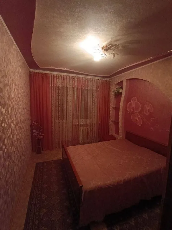 Продам 3х-комнатную квартиру 🌇в г. Макеевка, мкрн. Центральный 📍 📍самый центр города. ✅общая площадь — 62 м² ✅4 этаж 9-этажного дома. 👍преимущества этого жилья: - светлый, уютный интерьер, чистая квартира. Пластиковые окна и застекленный балкон для дополнительного комфорта - современные пластиковые трубы и надежные инженерные системы 🔥 дом проходит программу реконструкции - металлическая дверь — безопасность и спокойствие - фотография - 4