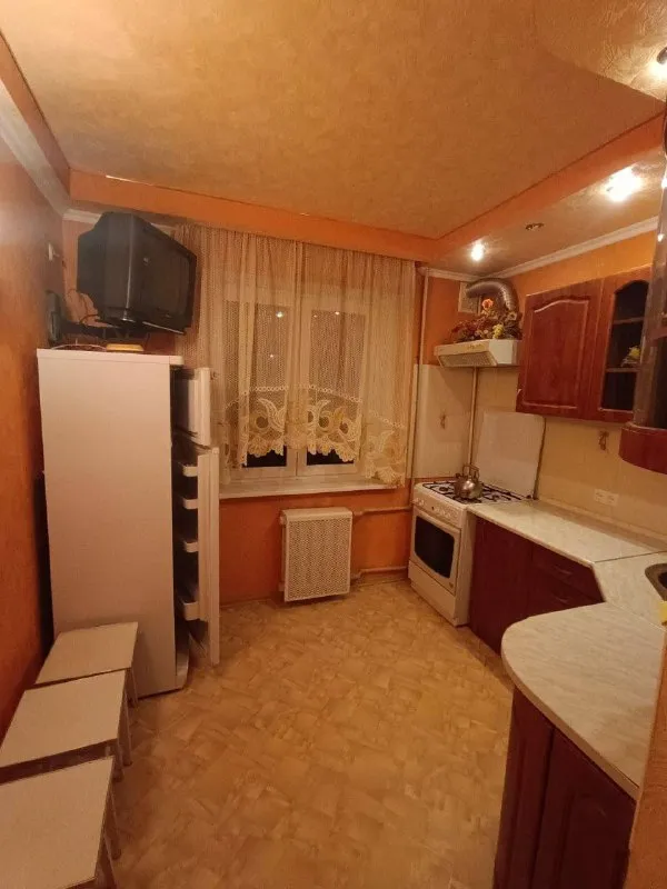 Продам 3х-комнатную квартиру 🌇в г. Макеевка, мкрн. Центральный 📍 📍самый центр города. ✅общая площадь — 62 м² ✅4 этаж 9-этажного дома. 👍преимущества этого жилья: - светлый, уютный интерьер, чистая квартира. Пластиковые окна и застекленный балкон для дополнительного комфорта - современные пластиковые трубы и надежные инженерные системы 🔥 дом проходит программу реконструкции - металлическая дверь — безопасность и спокойствие - фотография - 7